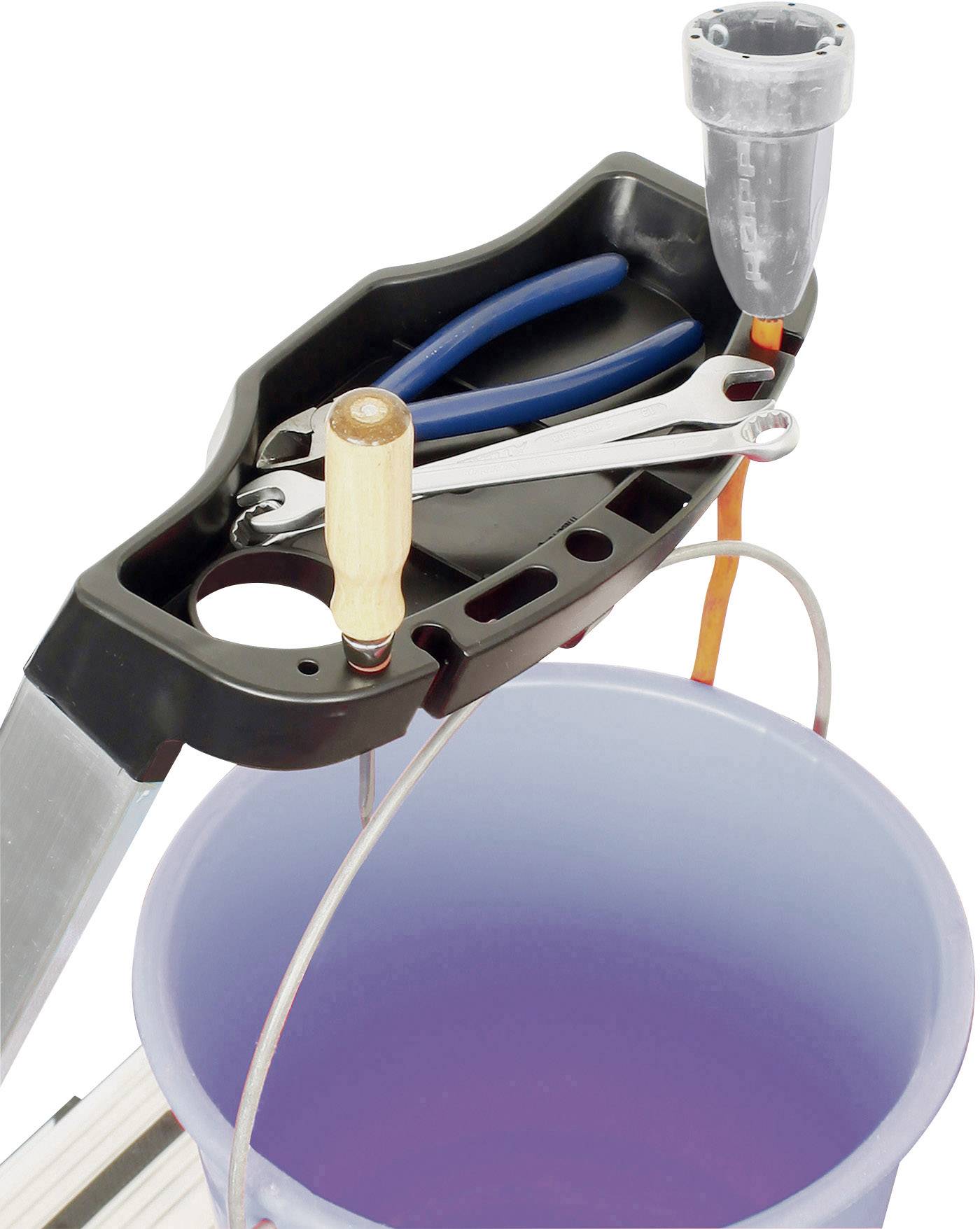 Werkzeugablage auf einer Leiter mit Schraubendreher, Zange und Schraubenschlüssel über einem Eimer mit violetter Flüssigkeit.