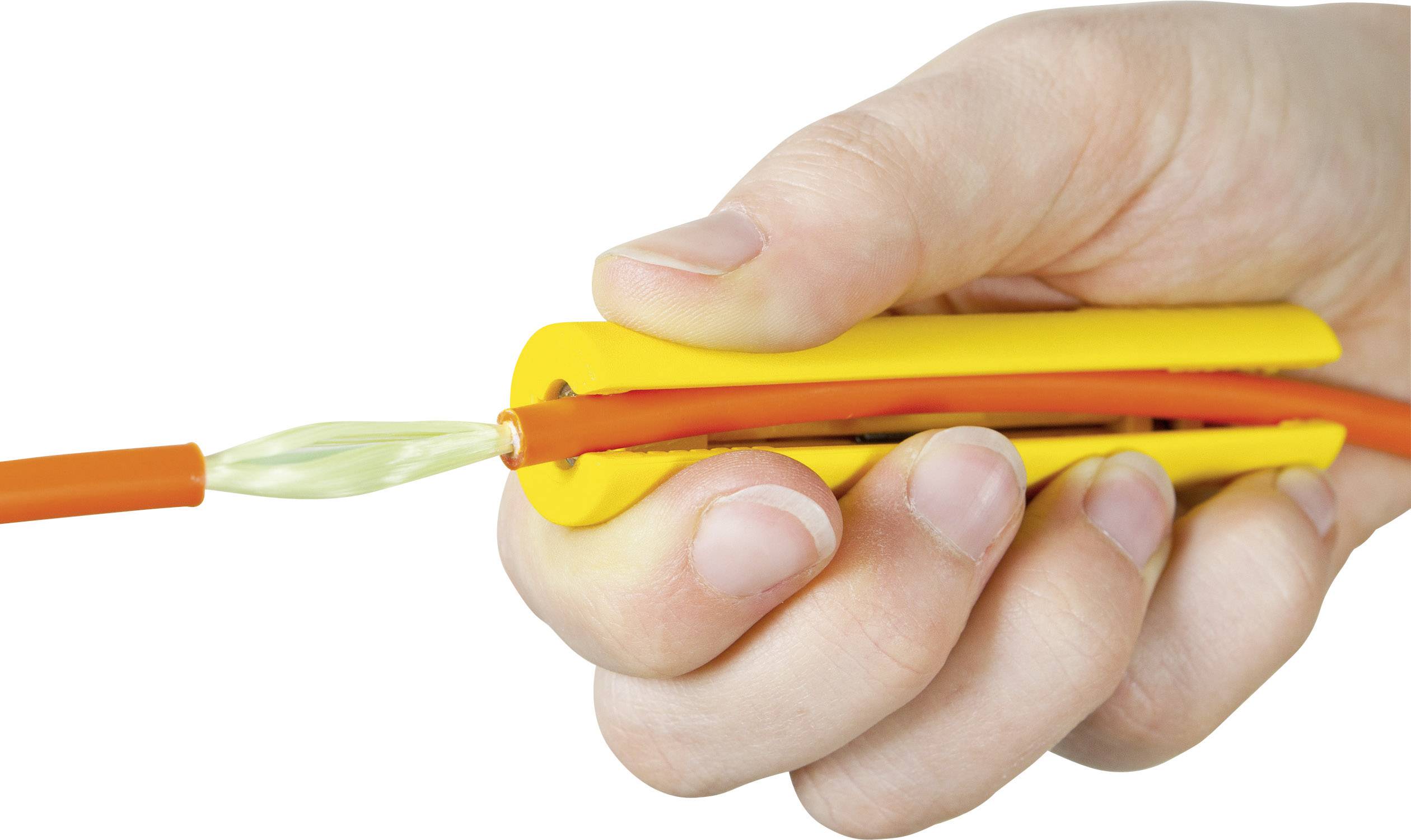 Eine Hand hält ein gelbes Strip-Werkzeug, das ein orangefarbenes Kabel abisoliert.