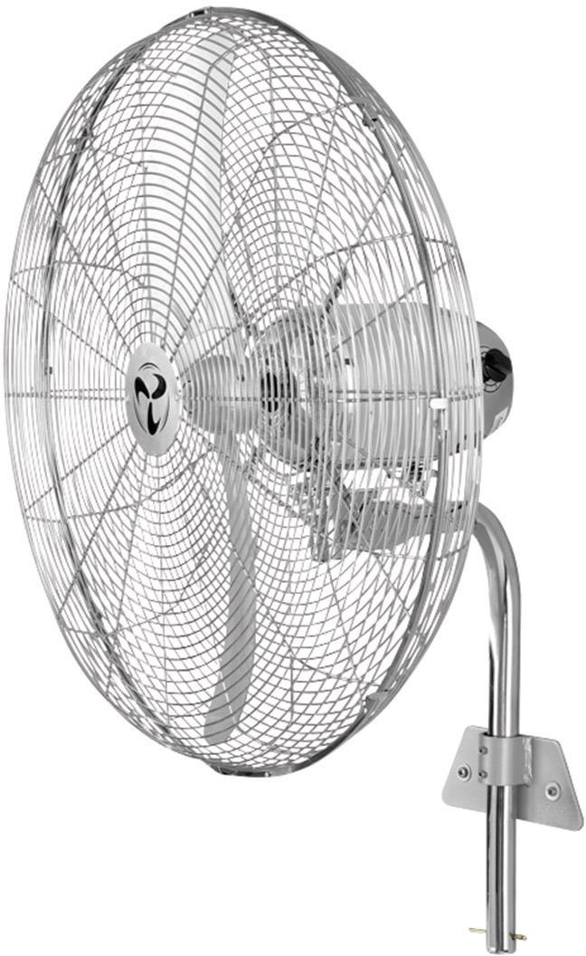 Ein silberner Wandventilator mit einem großen, runden Schutzgitter ist an der Wand montiert. Der Ventilator hat drei Flügel.