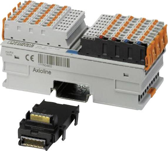 Ein digitales Axioline-Modul mit mehreren Anschlüssen und einer Etikettierung im Vordergrund. Ein Steckverbinder liegt daneben.