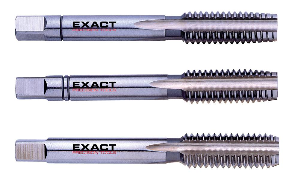Drei metallische Gewindebohrer unterschiedlicher Größe übereinander mit der Aufschrift 'EXACT Precision Tools' auf jedem Werkzeug.