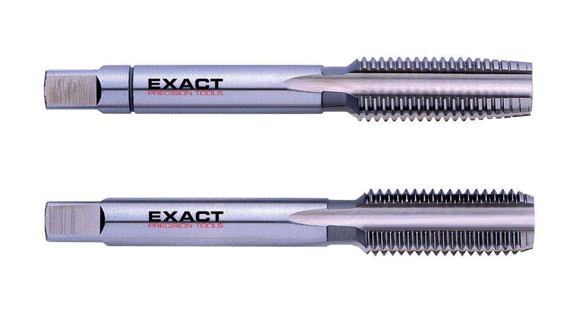 'Zwei silberne Gewindebohrer mit der Aufschrift 'EXACT PRECISION TOOLS' auf jedem Schaft. Oben Standard-, unten mit Spiralnut-Design.'