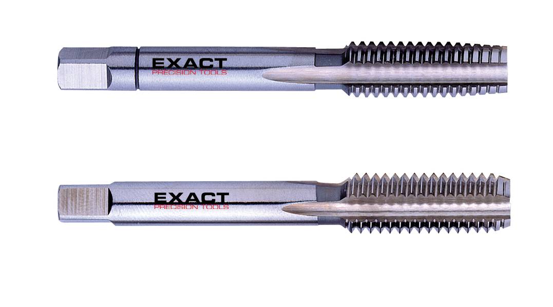 Zwei metallische Werkzeuge zum Gewindeschneiden mit der Aufschrift 'EXACT PRECISION TOOLS', nebeneinander liegend.