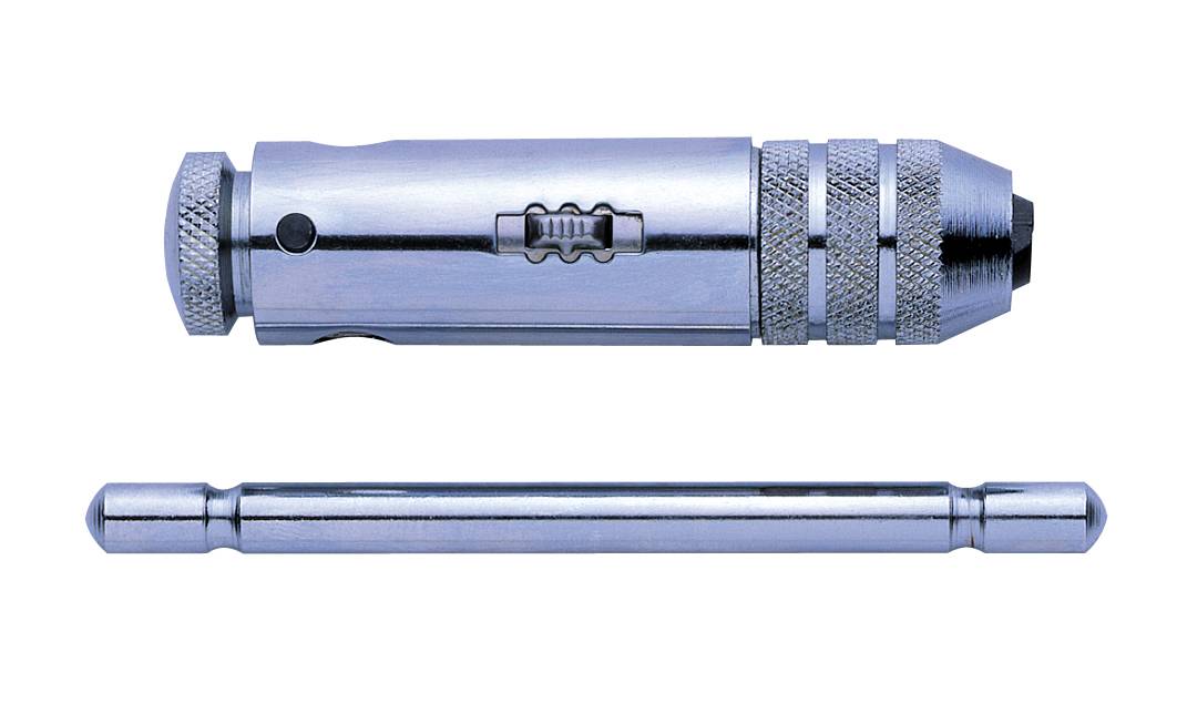 Ein Metallbohrer mit einem auswechselbaren Bohrkopf und gerändeltem Griff liegt horizontal. Darunter befindet sich ein präziser, langer Bohrstift.