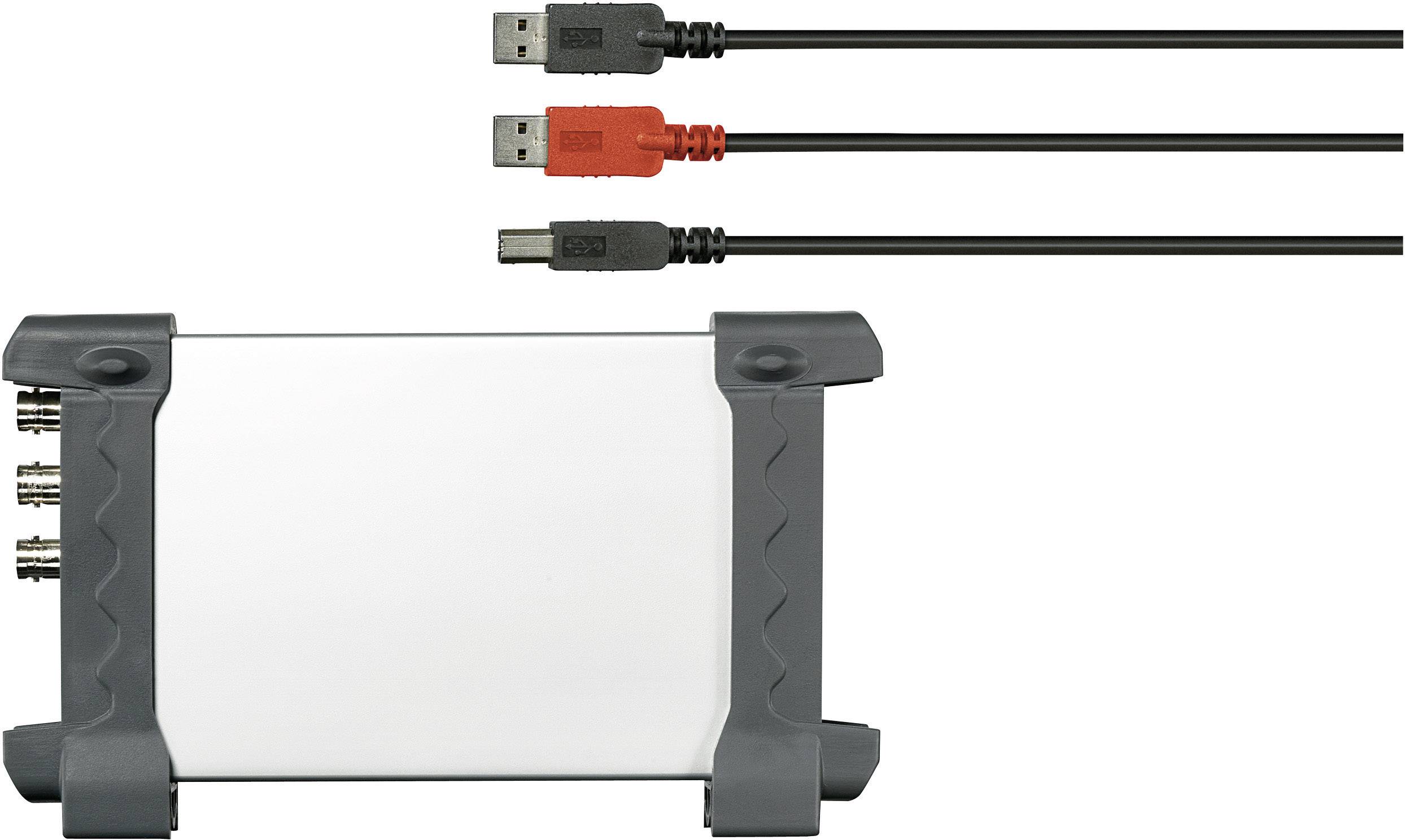 Ein rechteckiges elektronisches Messgerät mit grauen Kanten und drei BNC-Buchsen. Zwei USB-Kabel, eines rot, das andere schwarz.