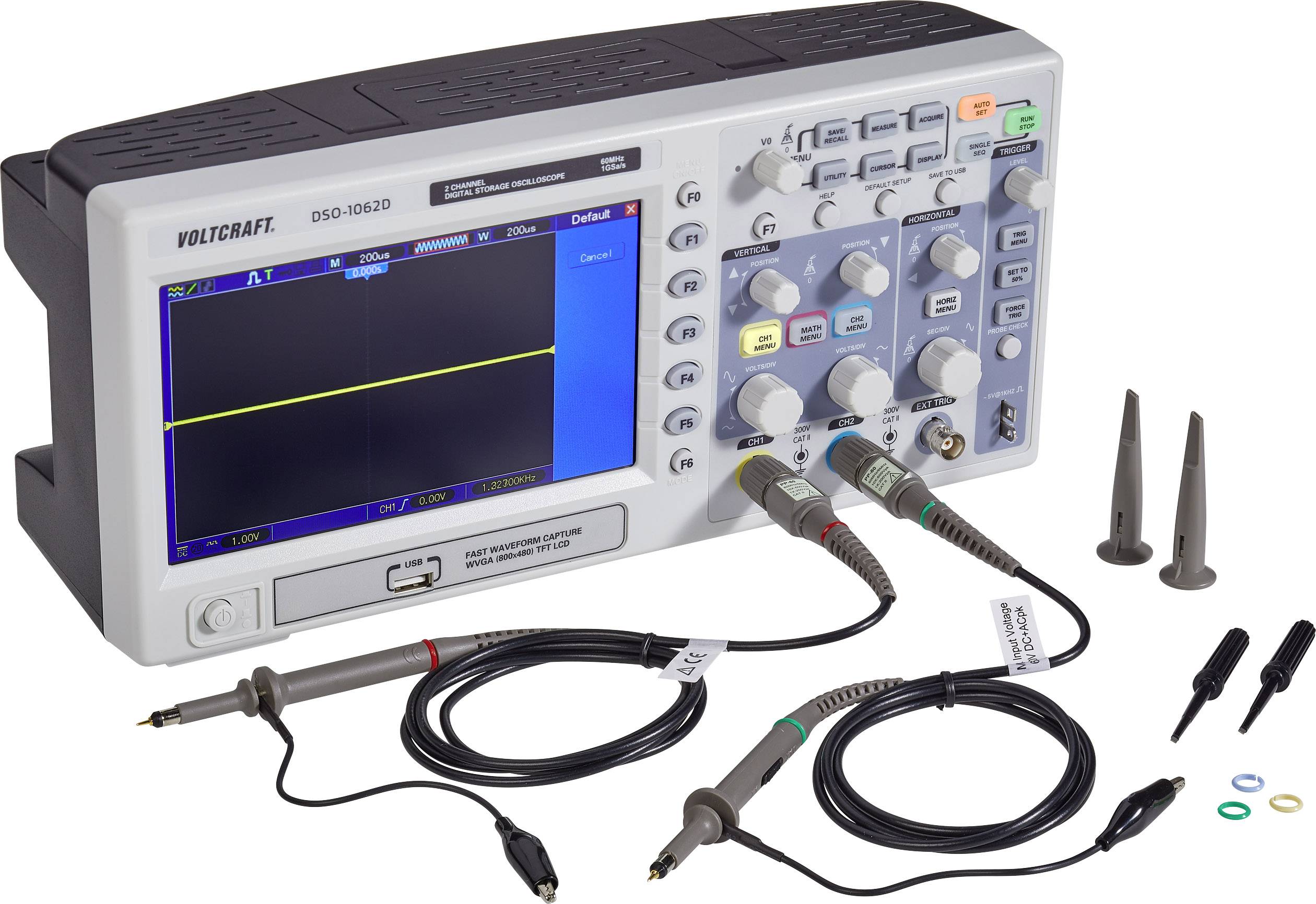 Ein digitales Oszilloskop mit einem Bildschirm, das eine gerade gelbe Linie anzeigt. Es gibt mehrere Kabel und Zubehörteile daneben.