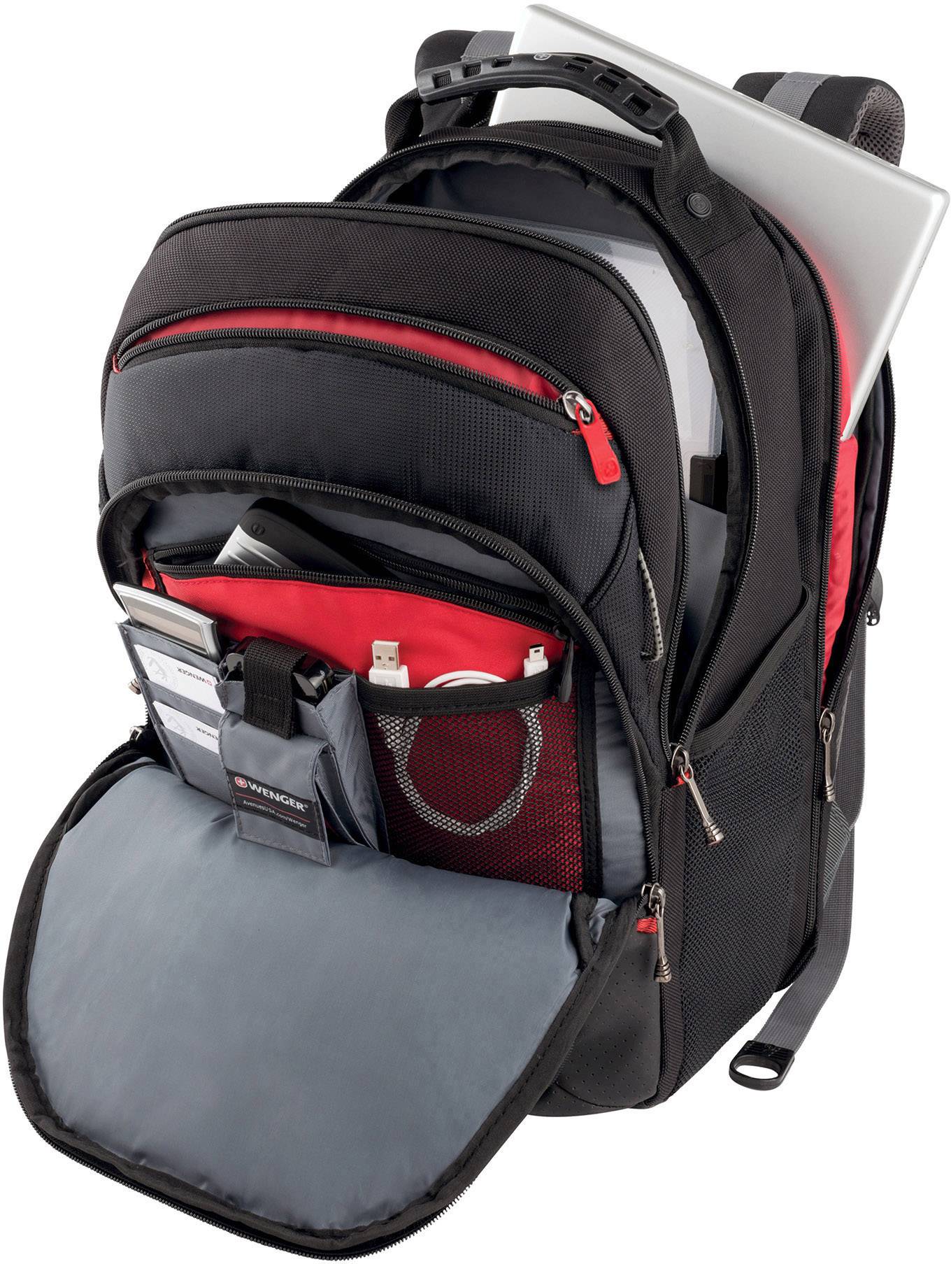 Ein geöffneter, schwarzer Rucksack mit roten Akzenten zeigt ein Laptop-Fach und diverse kleine Fächer mit Kabeln und Zubehör.
