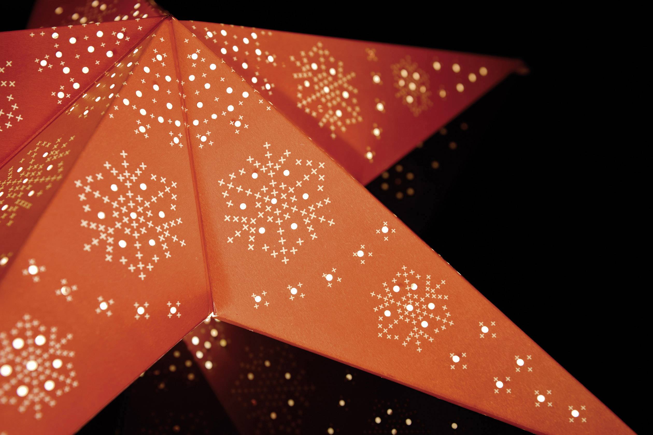 Konstsmide 2991-520 Weihnachtsstern Glühlampe, LED Rot mit ausgestanzten Motiven, mit Schalter