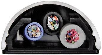 Querschnitt eines Kabels mit drei unterschiedlich isolierten Leitern und farbigen Drähten sichtbar.