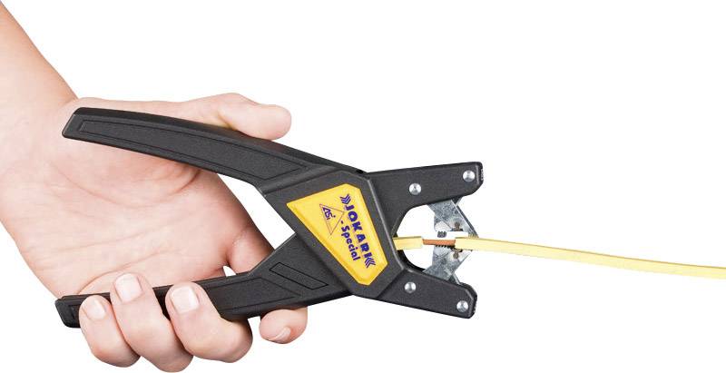 Hand hält eine Abisolierzange, die ein gelbes Kabel abisoliert. Werkzeug hat schwarzes Gehäuse mit gelber Aufschrift auf dem Griff.