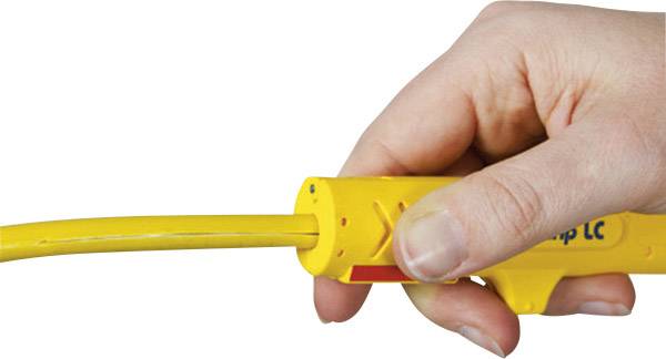 Eine Hand hält ein gelbes Abisolierwerkzeug, das ein Kabel abisoliert.