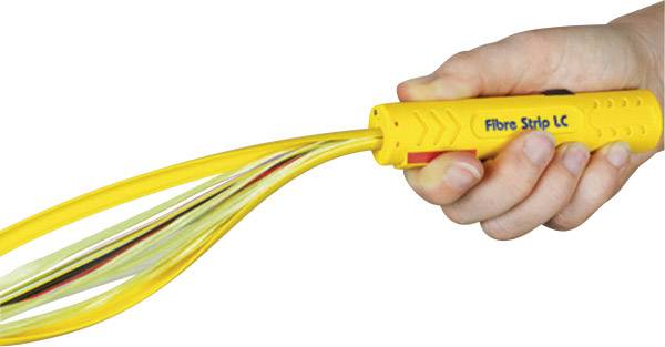 Eine Hand hält ein gelbes Glasfaser-Werkzeug, das mehrere bunte Fasern freilegt.