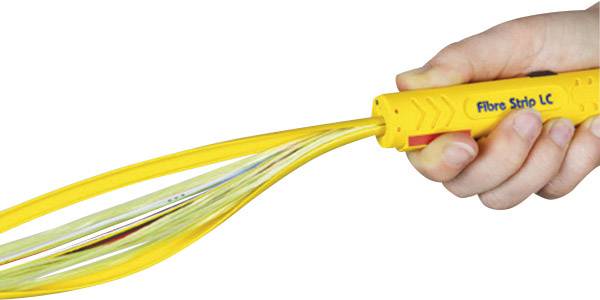 Eine Hand hält ein gelbes Werkzeug mit der Aufschrift 'Fibre Strip LC', das Fasern von einem Kabel abisoliert.