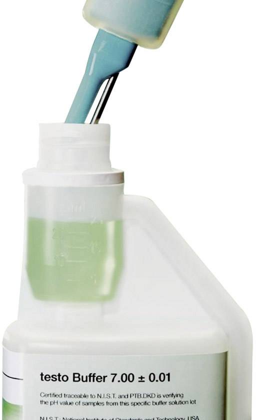 Ein Glasstab wird in eine Flasche mit pH-Pufferlösung taucht. Das Etikett zeigt 'Testo Buffer 7.00 ± 0.01', was den pH-Wert angibt.