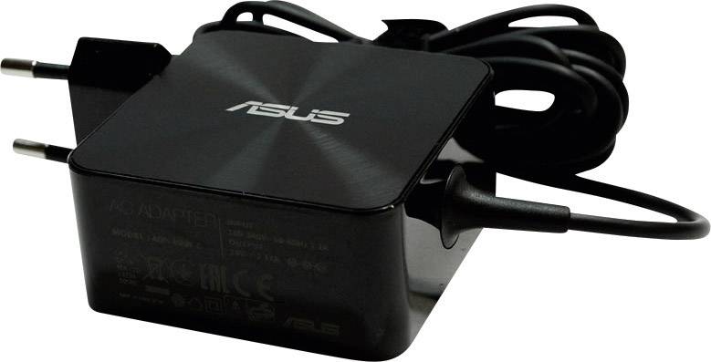 Ein schwarzes Laptop-Netzteil mit ASUS-Logo, europäischem Stecker und einem angeschlossenen Kabel.