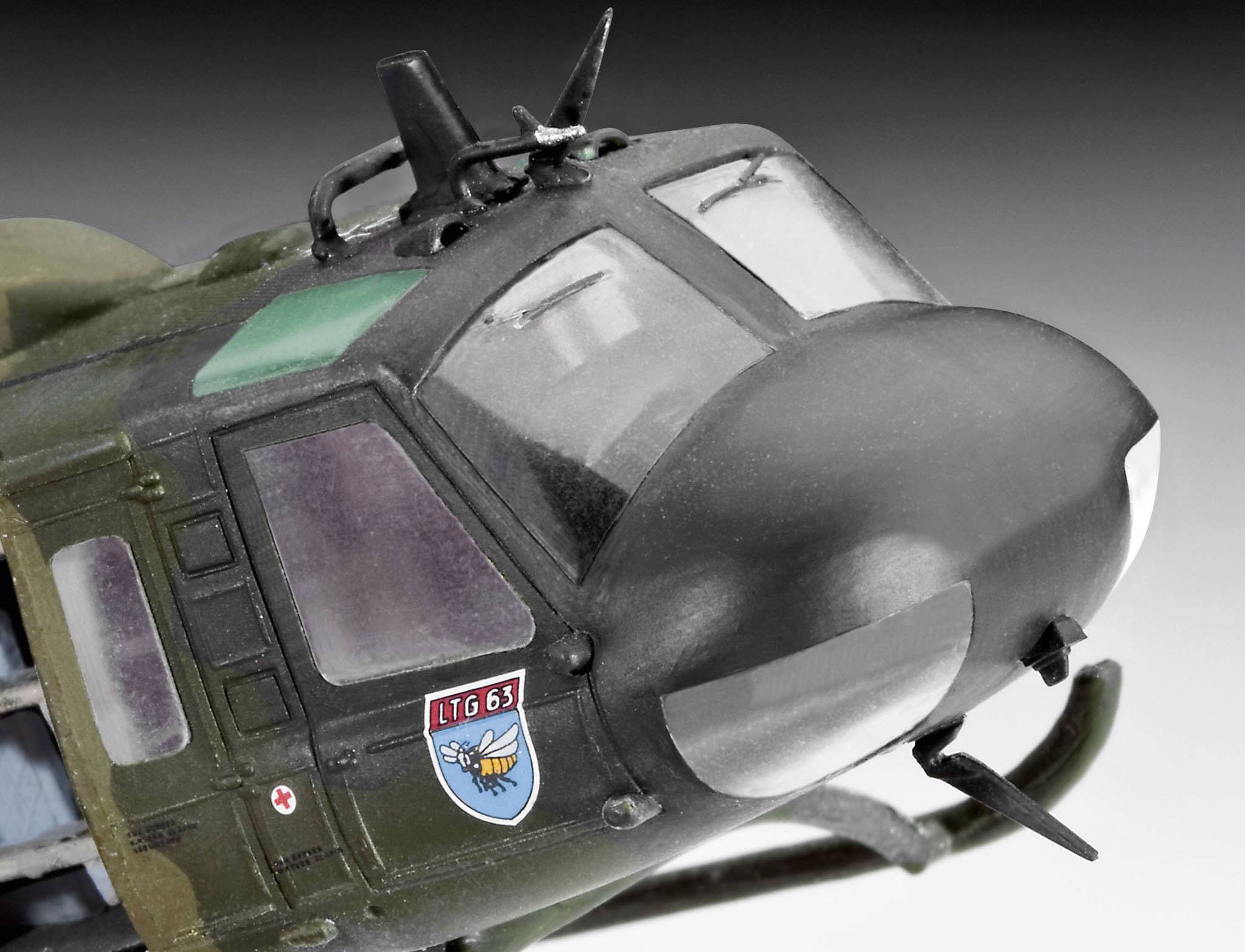 Nahaufnahme eines Militärhubschraubers mit Cockpit, 'LTG 63'-Emblem und detaillierten Fenstern im Vordergrund.