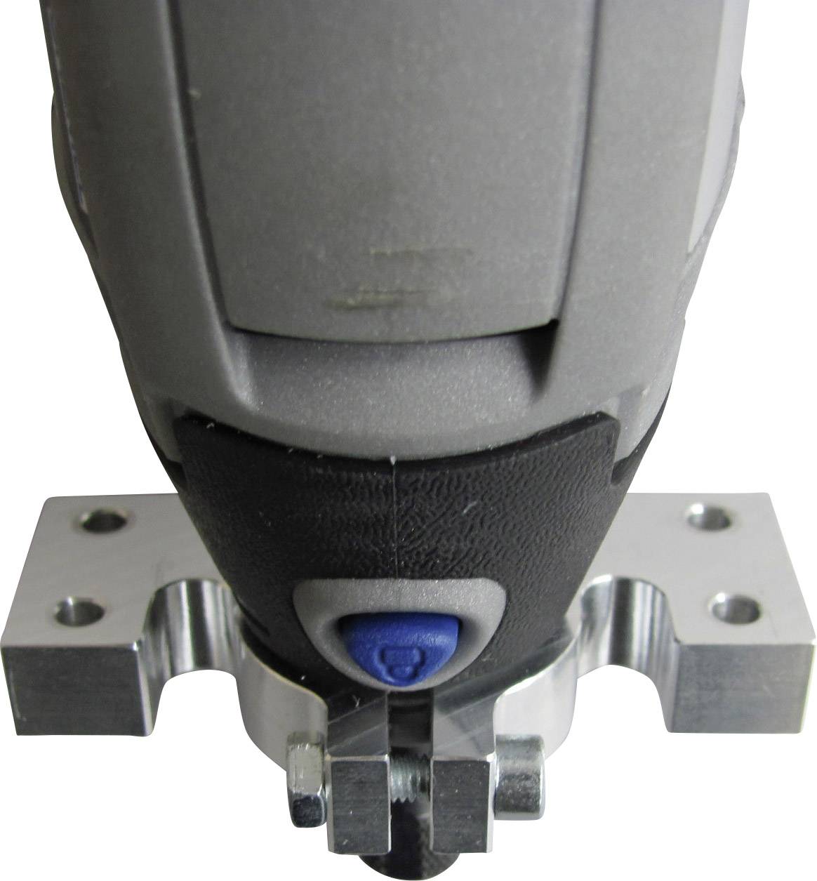 Eine Oberfräse, aufgenommen von vorne, zeigt das Gerät und den Fräskopf, bereit zum Bearbeiten von Holz oder anderen Materialien.