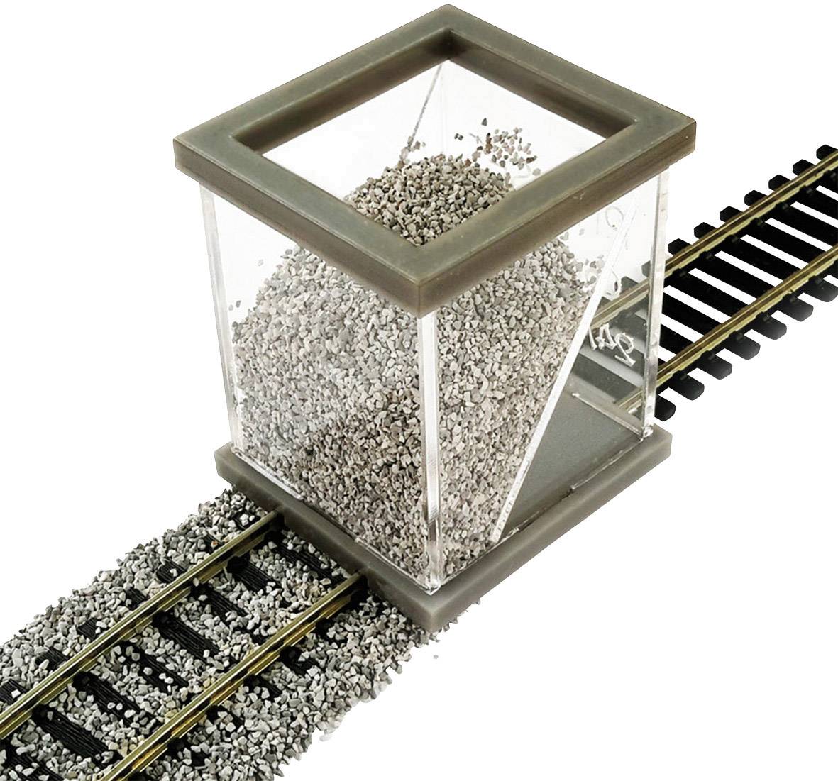 Ein Behälter mit grauem Schotter steht auf einer Modelleisenbahnschiene, um Schotter gleichmäßig zwischen die Schwellen zu verteilen.