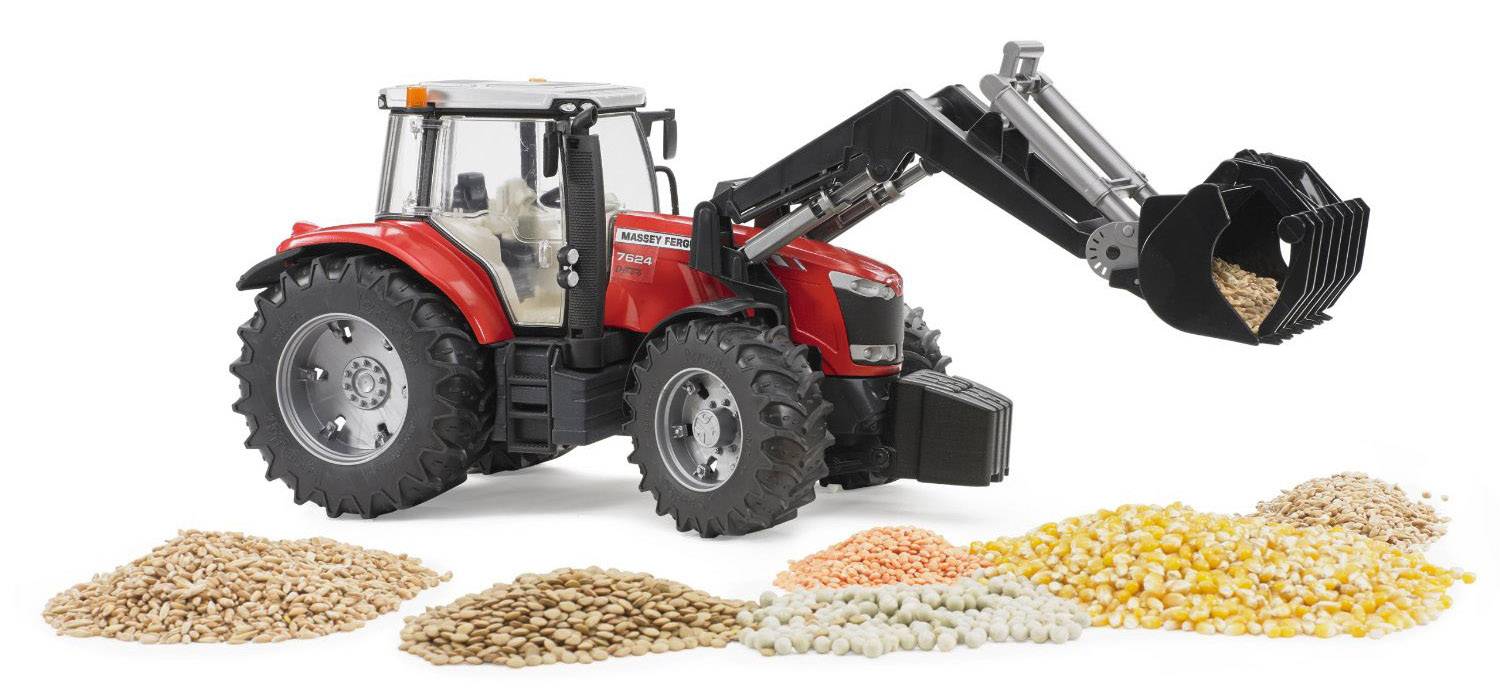Roter Traktor mit Frontlader hebt verschiedene Getreidesorten: Weizen, Mais, Linsen. Landwirtschaftliche Szene mit Fokus auf Ernte.