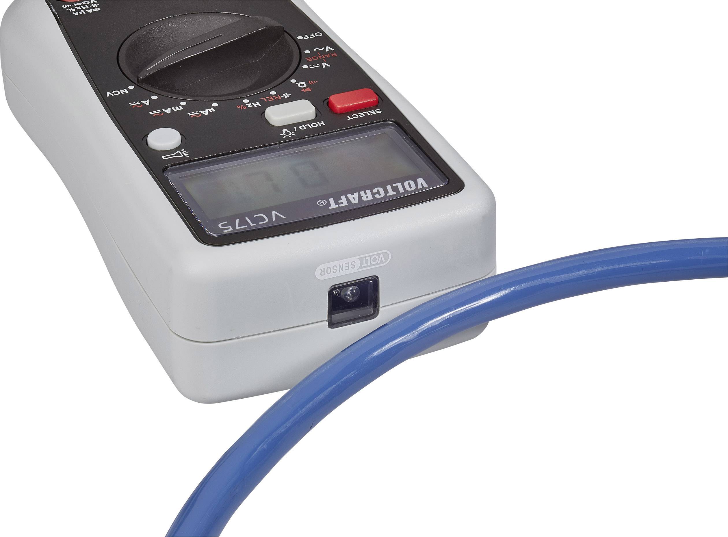 Ein digitales Multimeter zeigt Messungen an, mit einem blauen Kabel im Vordergrund. Spezifisches Modell: VC175.