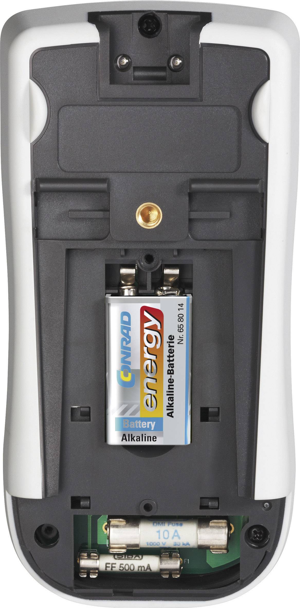 Eine Fernbedienung mit geöffneter Rückseite zeigt ein eingelegtes Alkaline-Batteriefach und eine Sicherung.