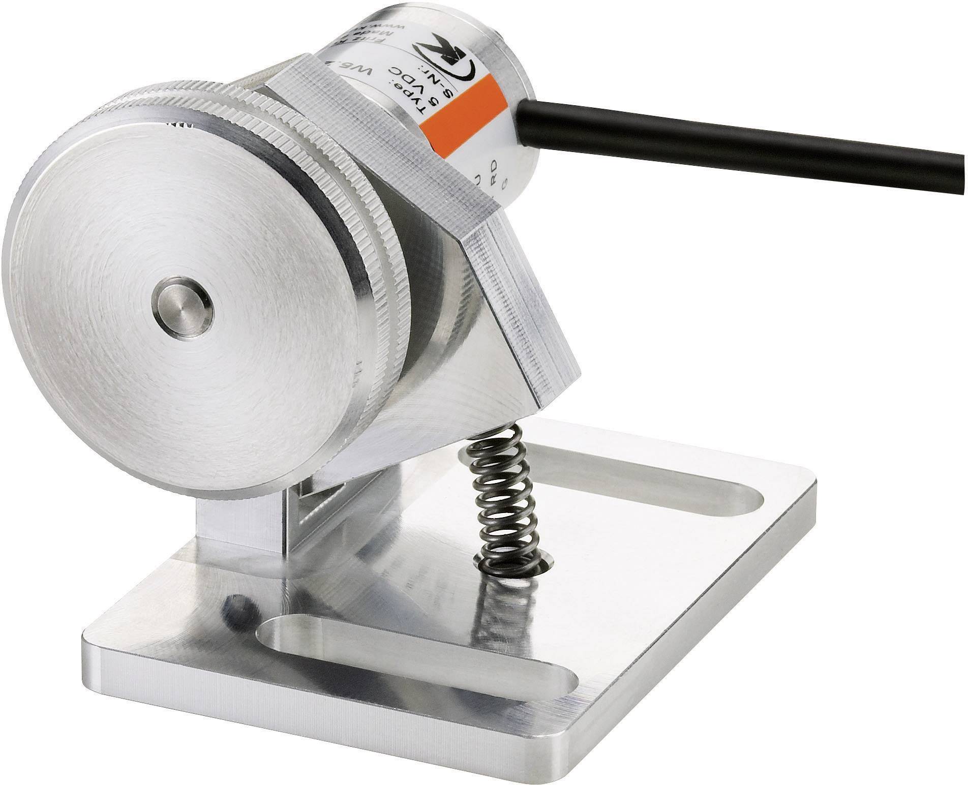 Ein silberfarbener Winkelgeber mit Kabel auf einer Metallplatte, befestigt mit einer Feder. Nutzung: Positionsmessung.