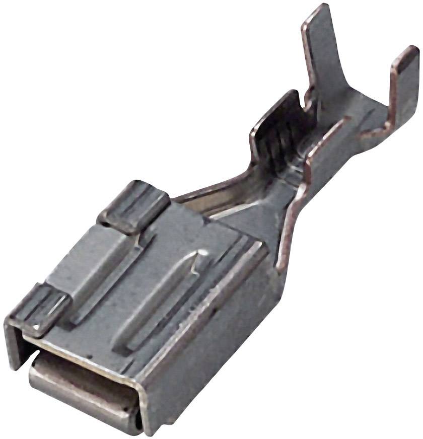 Metallklemme in Nahaufnahme, zeigt die Form und Struktur der Anschlussklemme für einen elektrischen Stecker.