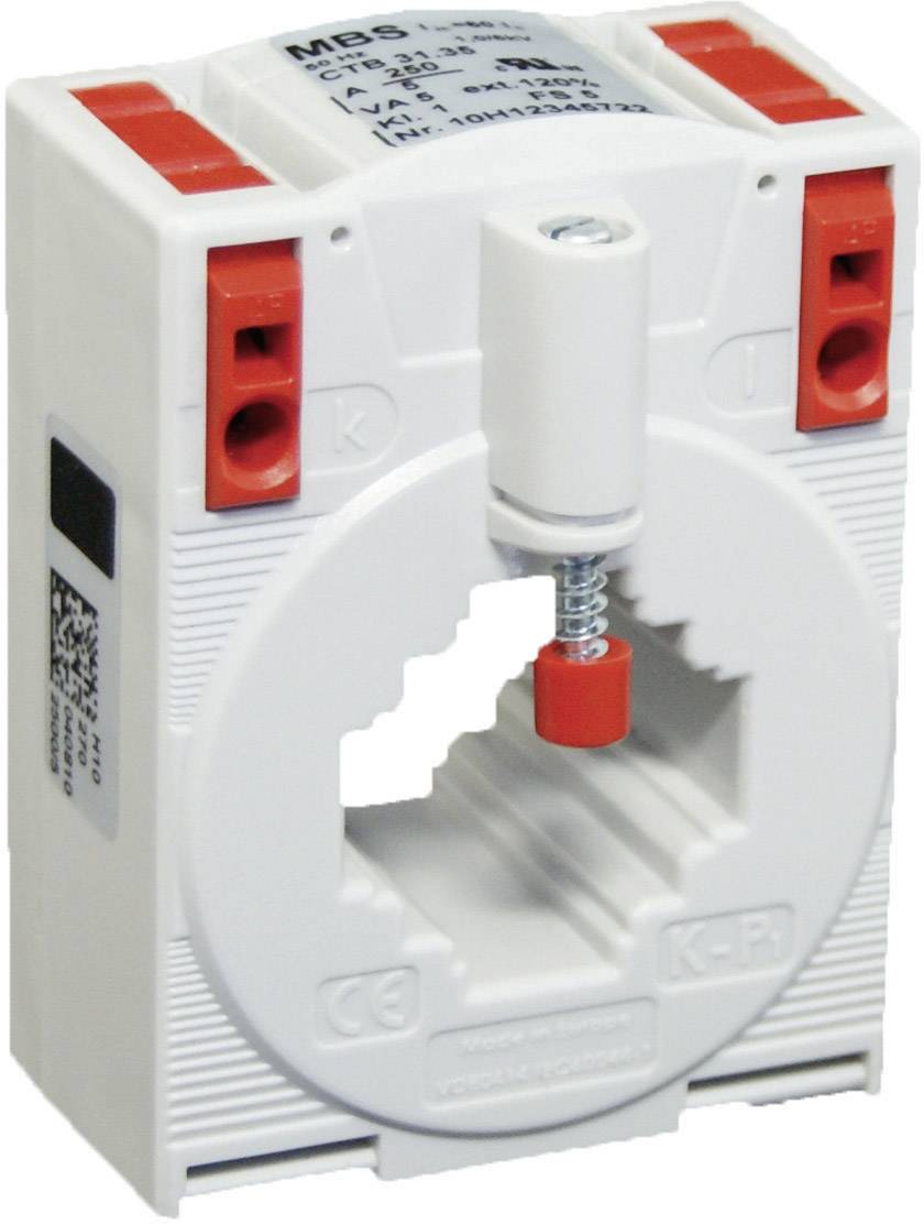 Ein weißer Stromwandler mit rotem und schwarzem Anschluss, rechteckiger Form und runder Öffnung in der Mitte, oft in elektrischen Anwendungen verwendet.