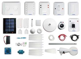 'Perrin Rechargeable Free Energy Fan-Inverter' Set mit Solarzellen, Batterien, Leitungen und Steuereinheit, auf weißem Hintergrund.