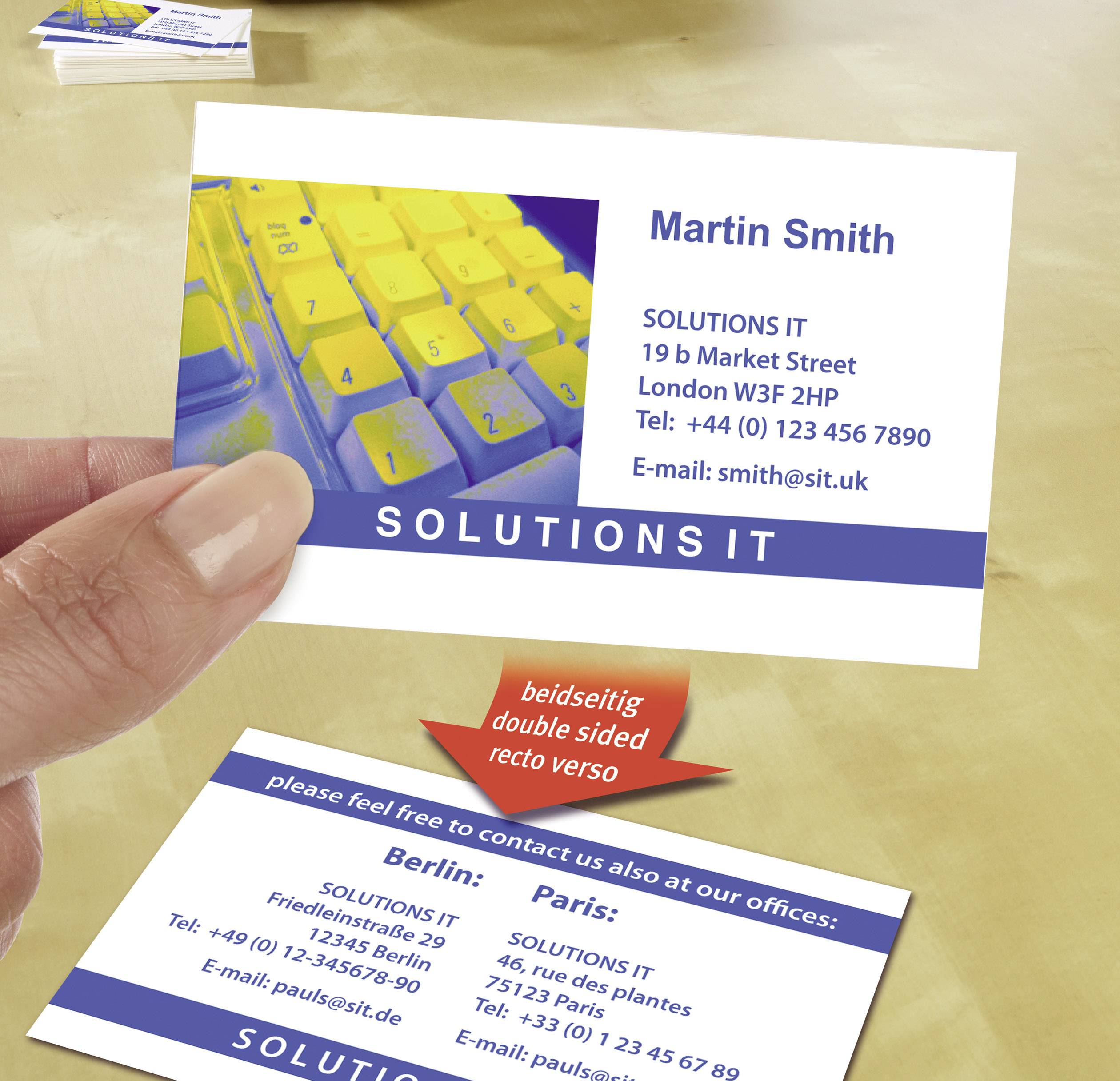 Visitenkarte von 'Martin Smith', SOLUTIONS IT, London. Enthält Adresse, Telefonnummern und E-Mail. Hintergrund zeigt Tastatur.