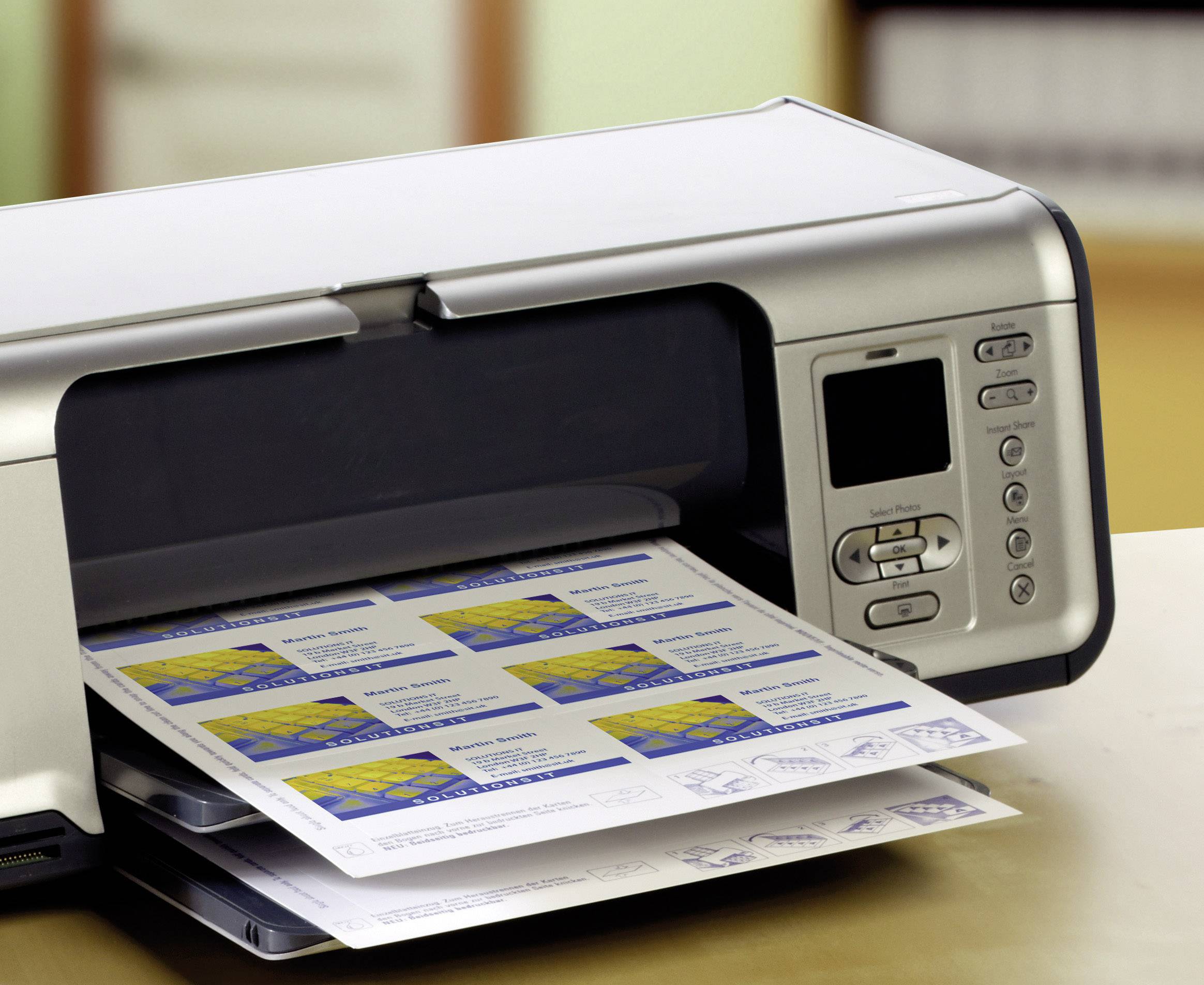 Ein Drucker auf einem Tisch druckt Papierblätter mit Bildern und Text. Der Druckvorgang ist im Gange.