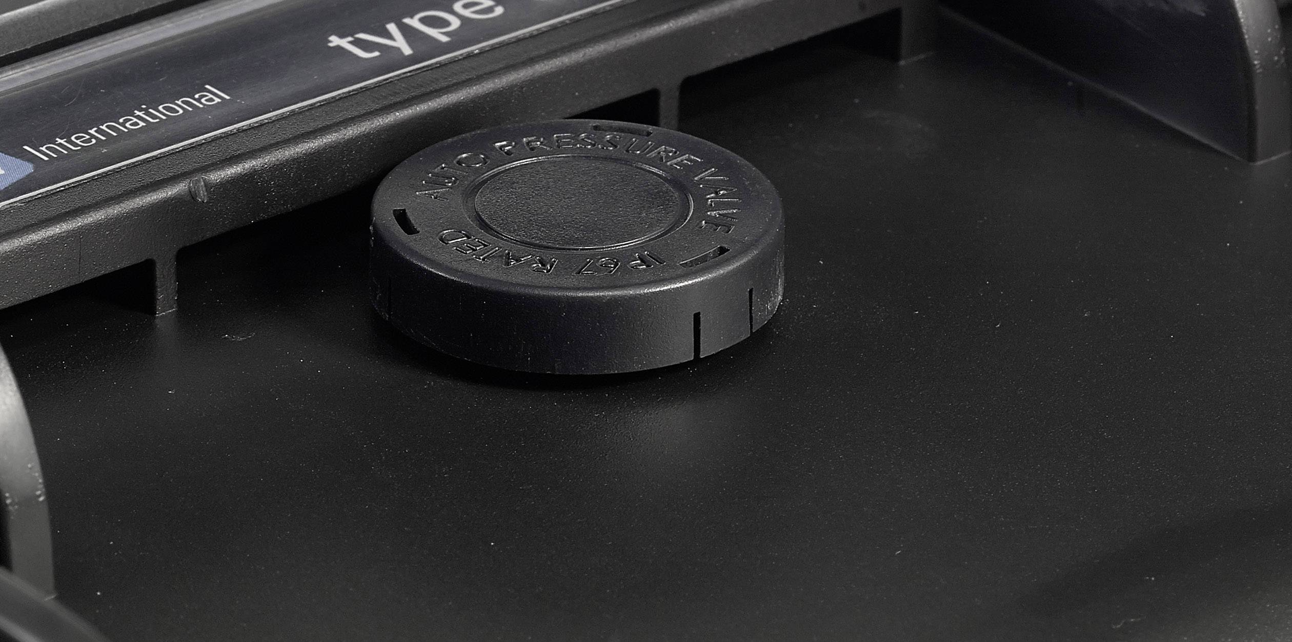 Schwarzes Einstellrad auf einem Gerät mit der Aufschrift 'Patented Air-Valve' oben, umgeben von einer schwarzen Gehäusestruktur.