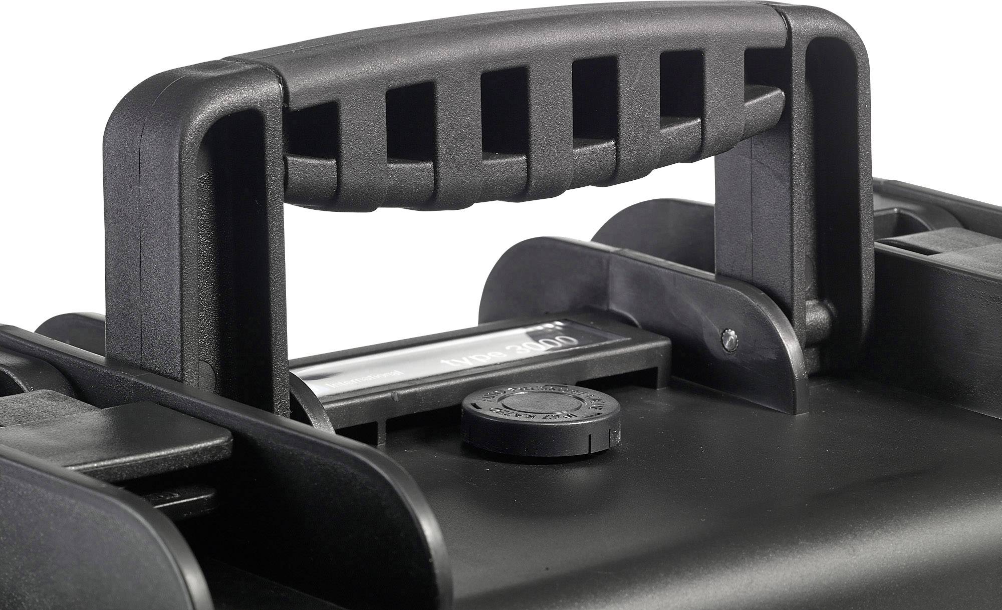 Schwarzer Griff an einem Koffer mit strukturiertem Design, runder Verschlussmechanismus darunter, stabil und ergonomisch geformt.