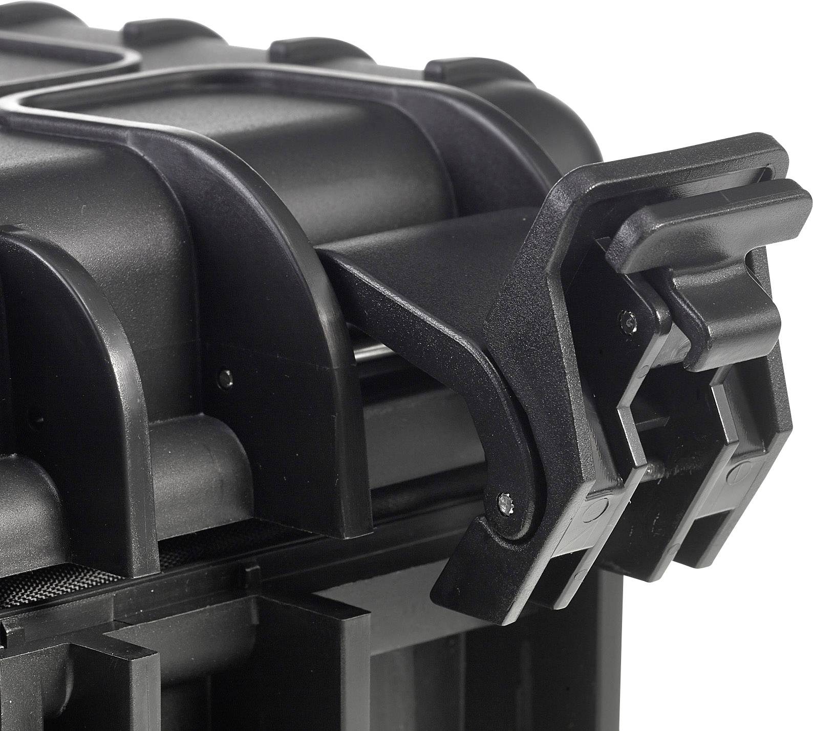 Detailansicht eines robusten, schwarzen Koffers mit verstärkten Ecken und einem stabilen Verschlussmechanismus.