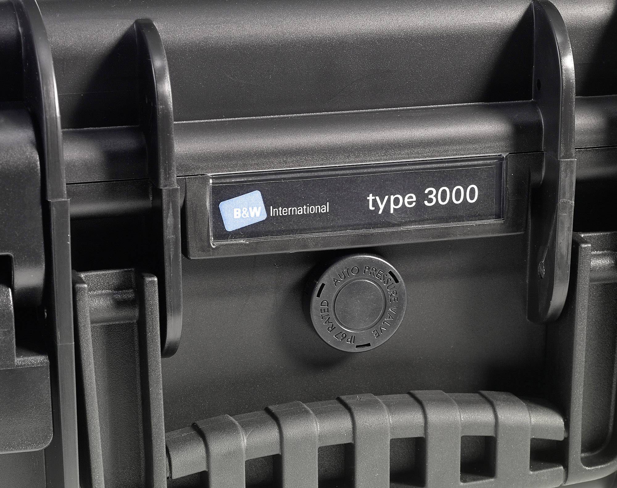 Schwarzer Hartschalenkoffer mit der Aufschrift 'B&W International type 3000' auf der Vorderseite.
