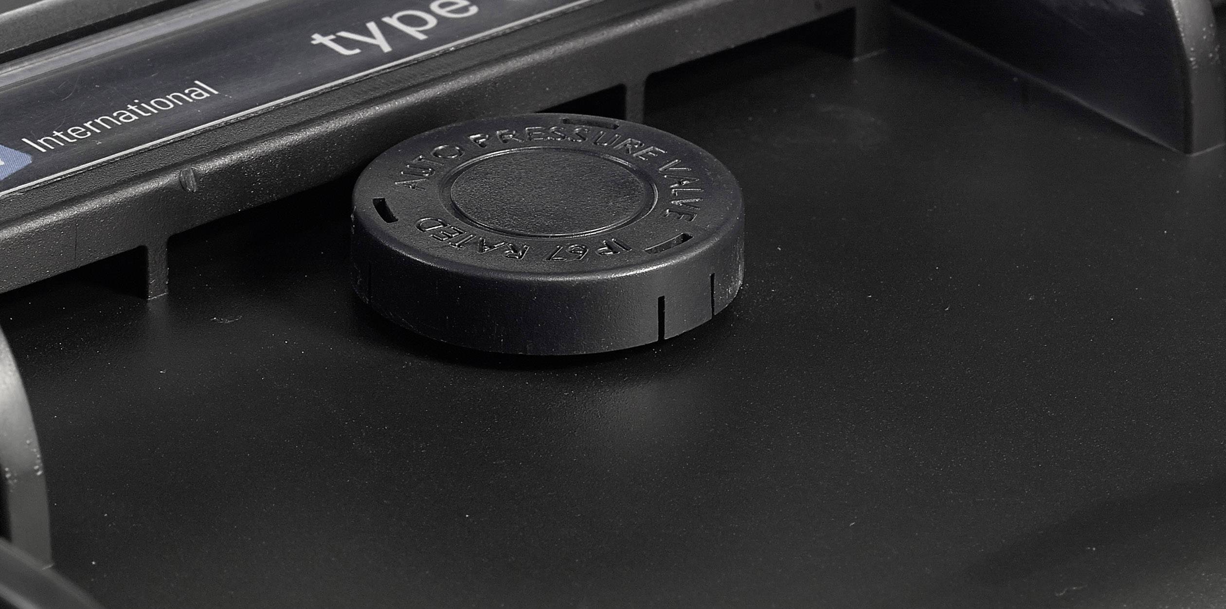 Eine schwarze Lüftungsabdeckung auf einem Gerät mit der Aufschrift 'Do not remove'.