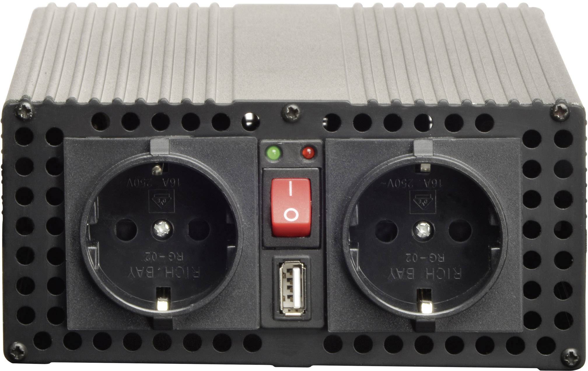 Ein schwarzer Spannungswandler mit zwei Steckdosen, rotem Schalter und USB-Anschluss. Geeignet für elektrische Geräte unterwegs.