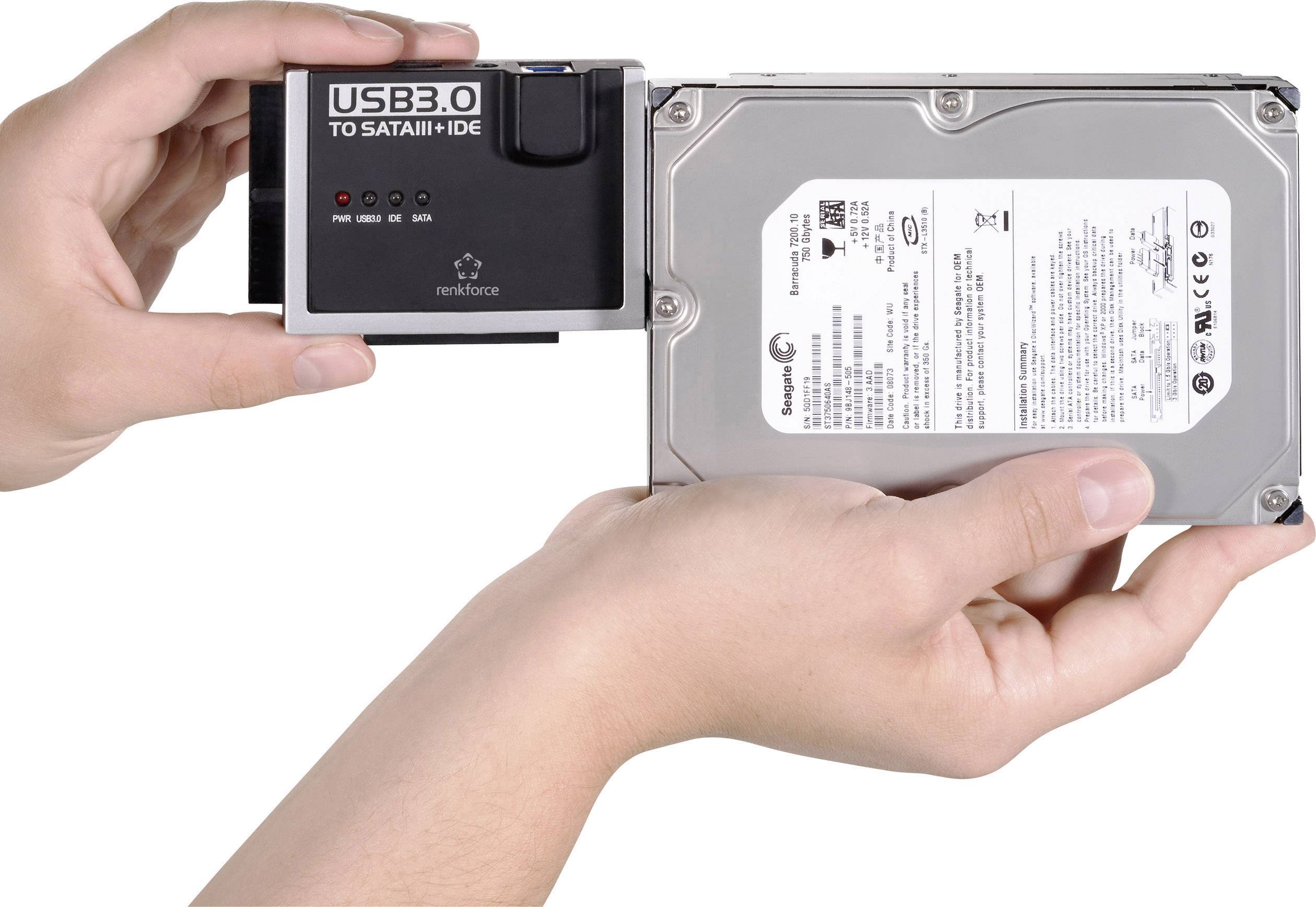 Zwei Hände halten einen Adapter mit der Aufschrift 'USB3.0 zu SATA/IDE' und eine festplatte, die verbunden werden kann.