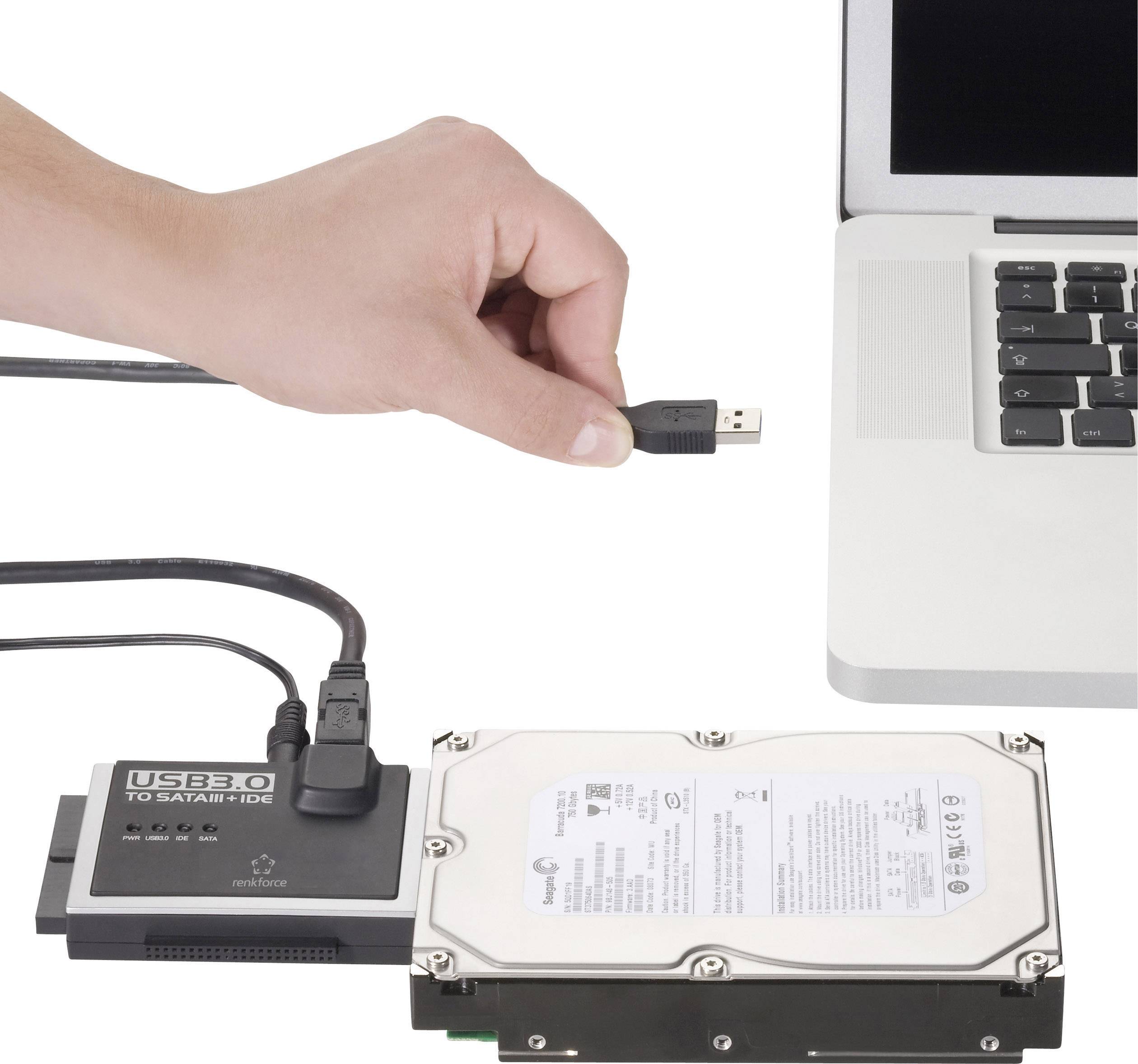 Ein USB-Adapter verbindet eine externe Festplatte mit einem Laptop. Eine Hand hält den USB-Stecker nahe dem Laptopanschluss.