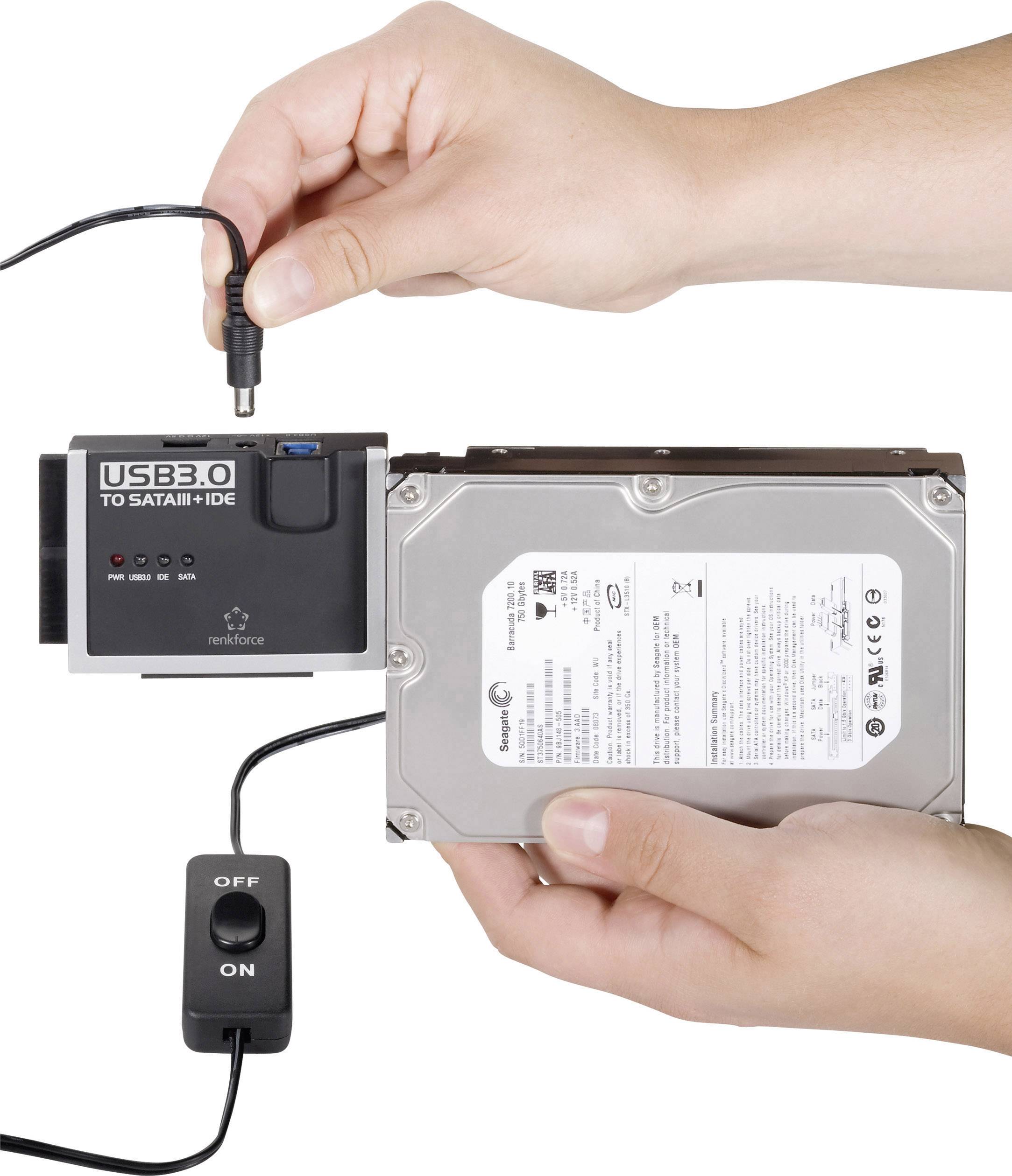 Zwei Hände verbinden eine externe USB 3.0 zu SATA/IDE Adapterkarte mit einer Festplatte. Der Adapter hat einen Ein-/Ausschalter.