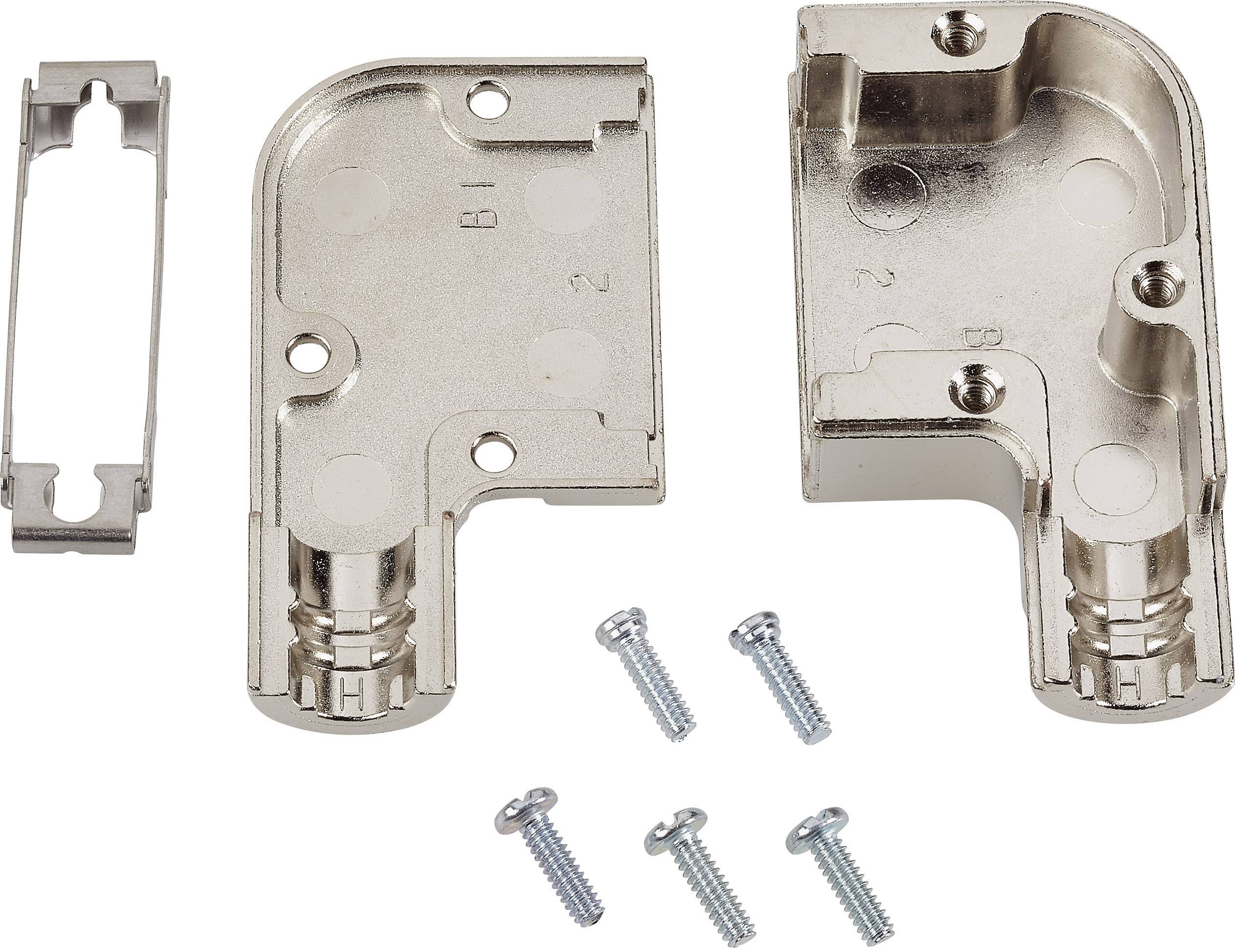 Metallteile mit Schrauben, scheinbar als Bauteilesatz. Zwei Hauptkomponenten in L-Form, fünf Schrauben und ein kleiner Metallrahmen.