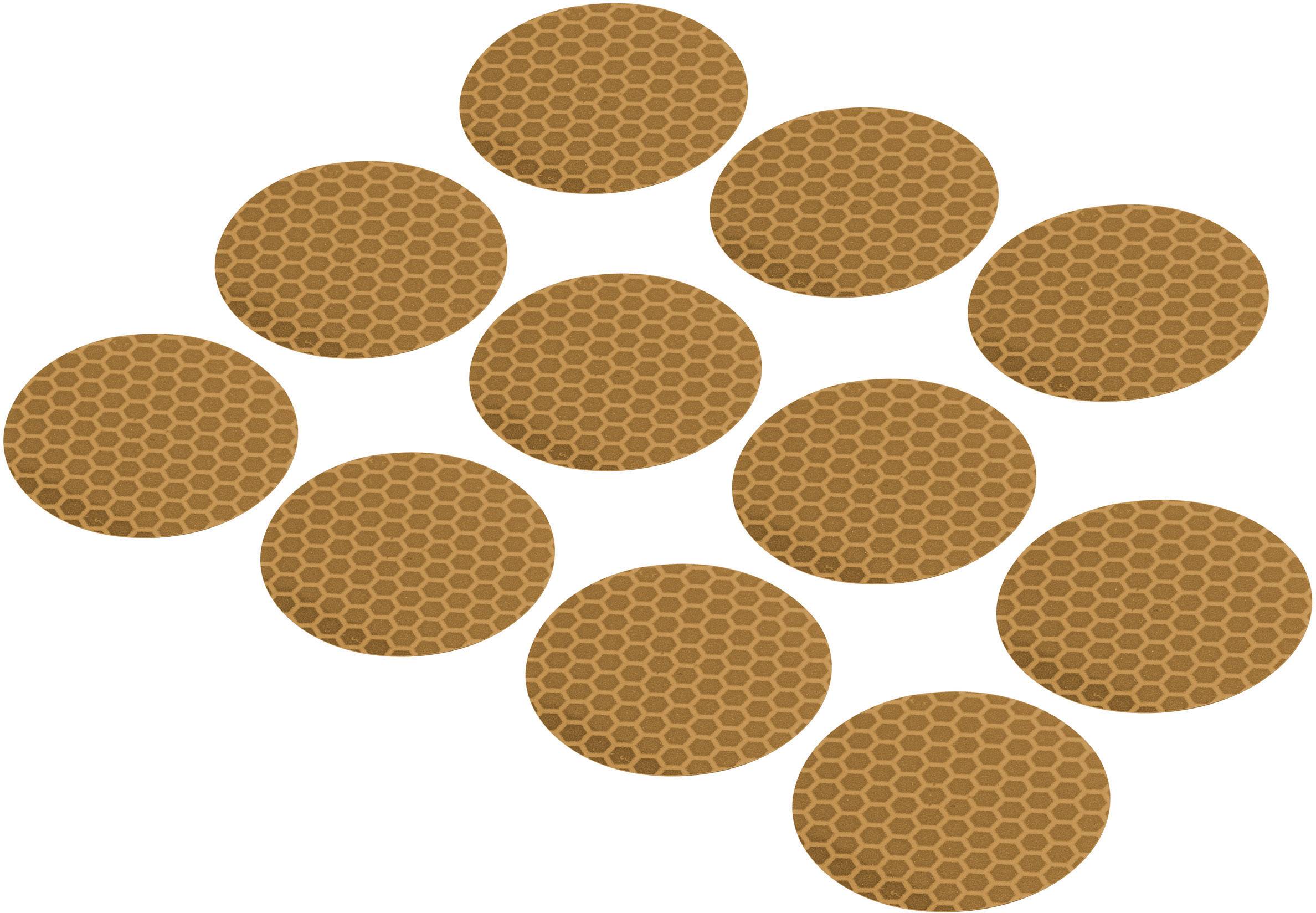 Zehn braune, runde Waffeln, in einer diagonalen Anordnung platziert, mit einem Wabenmuster.