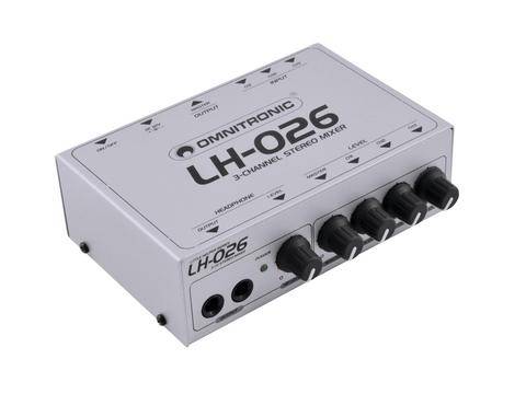 Omnitronic LH-026 3-Kanal-Stereo-Mixer mit vier Drehreglern und zwei Kopfhöreranschlüssen an der Vorderseite.