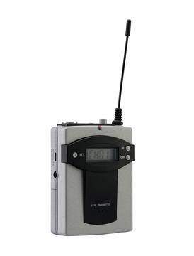Tragbarer Audiotransmitter mit digitalem Display, Antenne und Anschlussbuchsen, meist zur drahtlosen Klangübertragung eingesetzt.