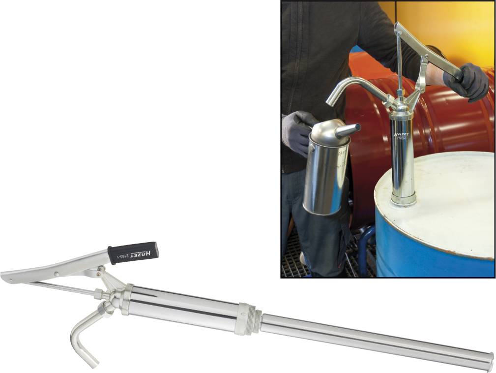 Eine Handpumpe von HAZET wird in ein blaues Fass eingesetzt. Daneben eine Nahaufnahme der Pumpe mit schlankem, silbernem Design.