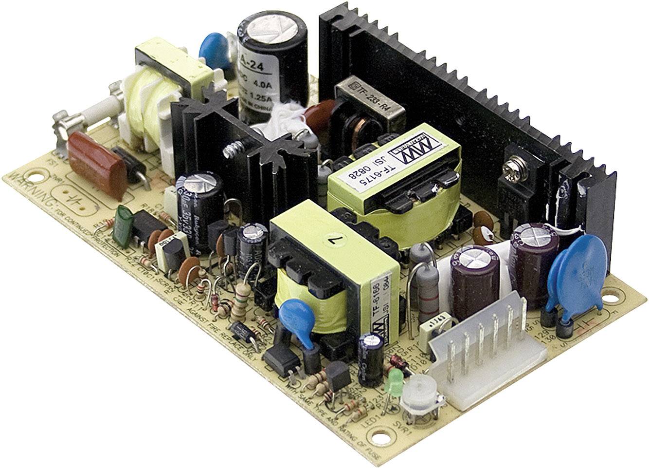 Eine Platine eines Schaltnetzteils mit Kondensatoren, Widerständen, Transformatoren und Kühlkörpern, typischerweise für elektronische Geräte verwendet.