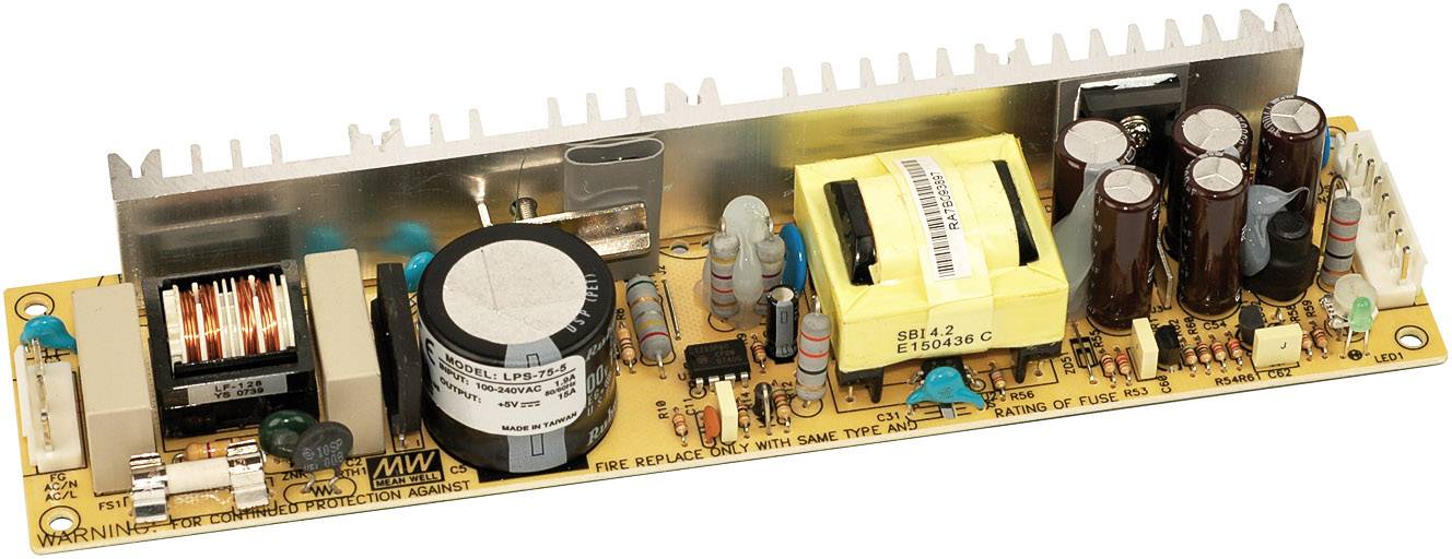 Leiterplatte mit verschiedenen elektronischen Bauteilen wie Kondensatoren, Spulen und Kühlkörper. Gelber Transformator im Zentrum.