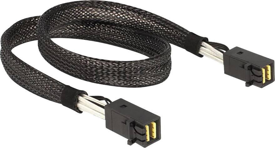 Ein schwarzes USB-Kabel mit gewebtem Mantel und jeweils einem Stecker an jedem Ende.