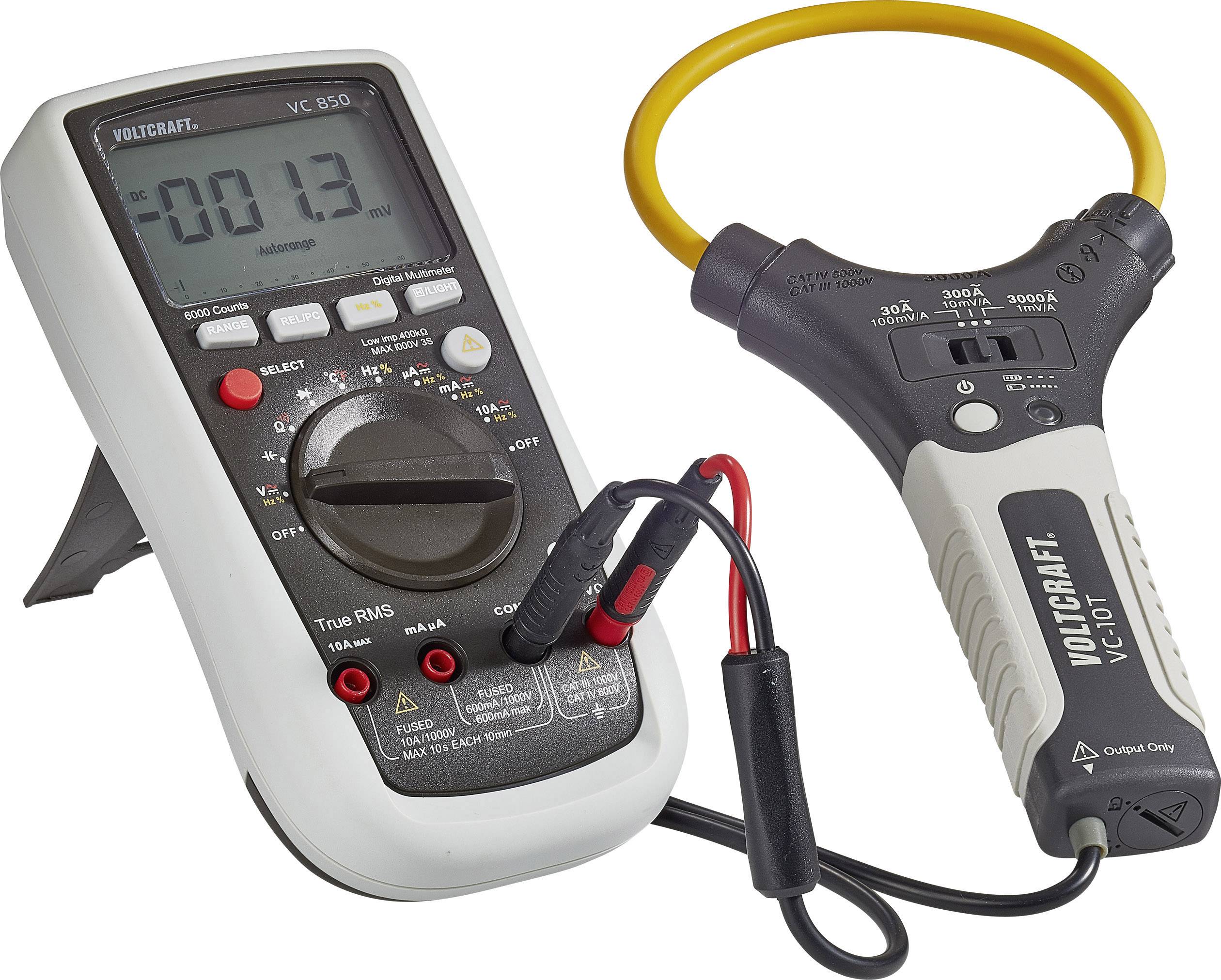 Multimeter mit geschlossener Messzange zeigt Wert '0.013' an. Gerät von VOLTCRAFT, Modell VC 850. Verwendet zur elektrischen Messung.