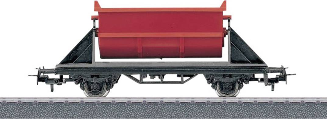 Ein roter, kippbarer Güterwagon auf einem Gleis. Der Wagen ist leer und steht still. Ideal für Schüttguttransporte.